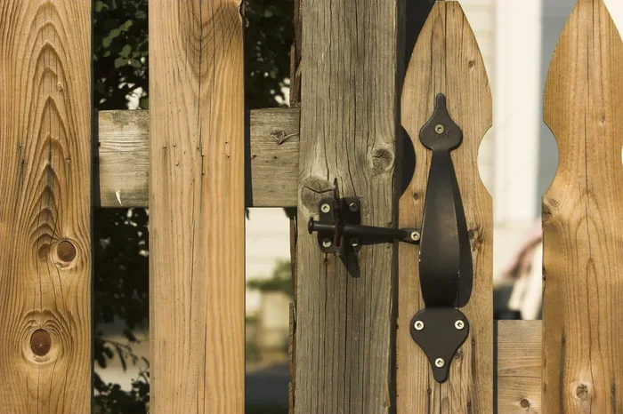 Gate Latch – 3011 by Richelieu | Durable and Reliable Gate Hardware